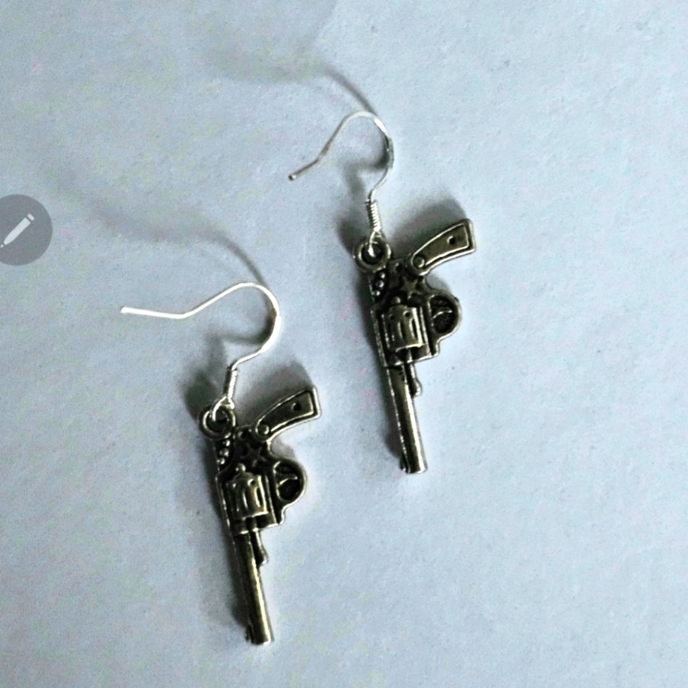 RARE ENGRAVED PISTOL CHARM HYPERALLERGENIC  SILVER  DROPDANGLE EARRINGS